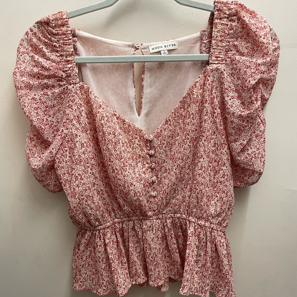 MOON RIVER size small red and white puff sleeve top